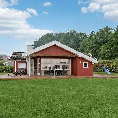 Nyaraló Three-bedroom In Sjølund