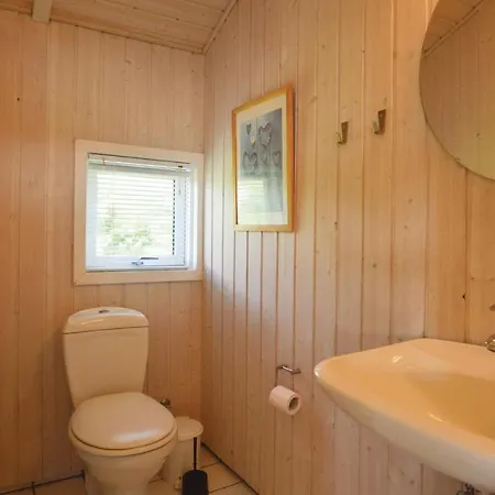 Nyaraló Three-bedroom In Sjølund